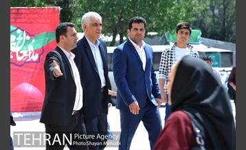 بازدید محمد علی افشانی ار نمایشگاه کتاب 2