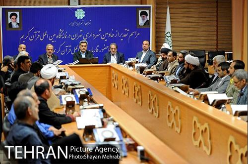 تجلیل شهردار تهران از دست اندرکاران غرفه شهرداری تهران در نمایشگاه قرآن  39