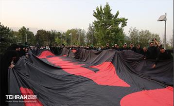 اهتزاز پرچم عزای حسینی بر فراز برج پرچم ایران 15