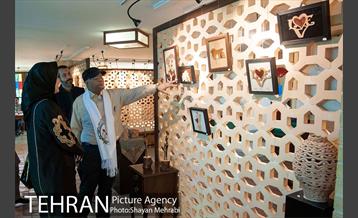 بازدید فاطمه دانشور عضو شورای شهر از نمایشگاه هنری  "فردا در آیینه" 15