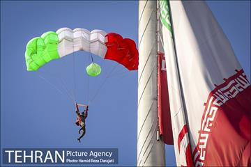 پرش با چتر از برج پرچم 22