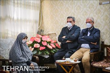 دیدار شهردار تهران با مادر شهیدان خالقی پور 17