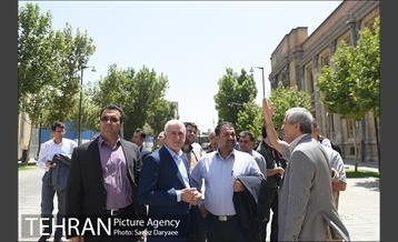 بازدید اعضا شورای شهر از محوطه سردرب باغ ملی و میدان مشق 21