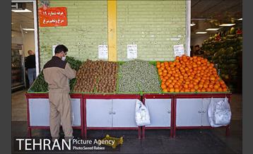 اجرای طرح فاصله گذاری اجتماعی در میدان میوه و تره بار صادقیه 25