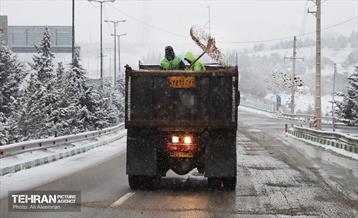 عملیات برف‌روبی در منطقه چهار