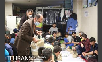 توزیع افطار بین پاکبان های شهر تهران 13