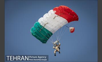 پرش با چتر از برج پرچم 15