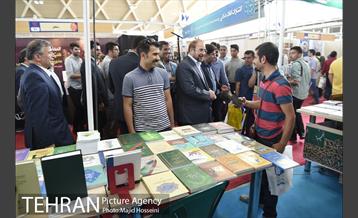 بازدید شهردار تهران از نمایشگاه کتاب در مجموعه شهر آفتاب 5