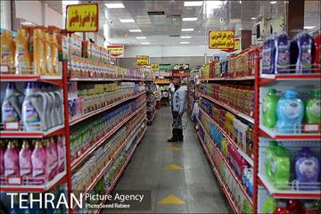 اجرای طرح فاصله گذاری اجتماعی در میدان میوه و تره بار صادقیه 32