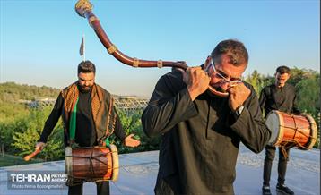 کاروان سنج و دمام زنی با حضور خادمین حرم مطهر رضوی