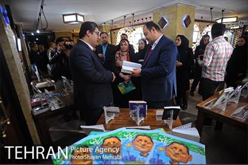 تقدیر از همکاران نویسنده و رونمایى از دوهفته نامه همگامان 43