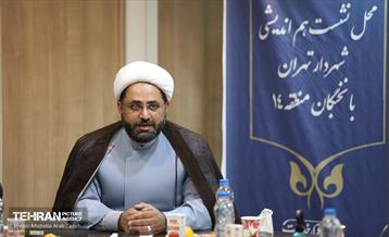 دیدار شهردار تهران با نخبگان و خانواده های شهدای منطقه 14