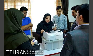 آموزش نحوه عملکرد دستگاه رای گیری الکترونیکی برای اعضای ستاد انتخابات شورایاری ها 12
