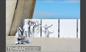 اجرای پرفورمنس "هفت شهر عشق" در میدان آزادی 13