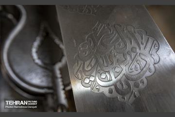 جنس تیغه‎ها از فنر است ، به همین علت در زمان بلند کردن و چرخاندن علم‏ها یک حالت ارتجاعی دارد.