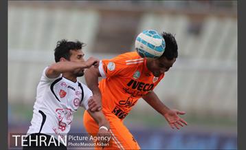 دیدار دو تیم فوتبال سایپا تهران و نفت تهران