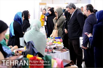 بازدید شهردار تهران از نمایشگاه دستاوردهاى هنرى زنان هنرمند داراى معلولیت 19