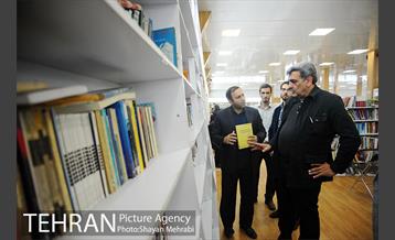 کتابگردی پیروز حناچی سرپرست شهرداری تهران در روز کتاب 16