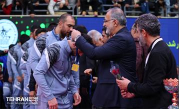 مراسم اهدای کاپ قهرمانی تیم‌های برتر کشتی آزاد توسط شهردار تهران و وزیر ورزش 24