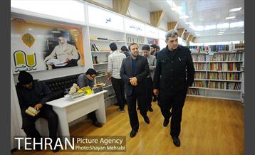 کتابگردی پیروز حناچی سرپرست شهرداری تهران در روز کتاب 22