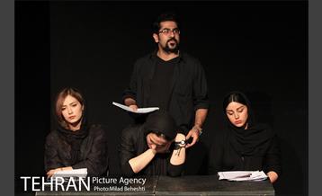 نمایشنامه خوانی او فقط خسته بود‎ 3