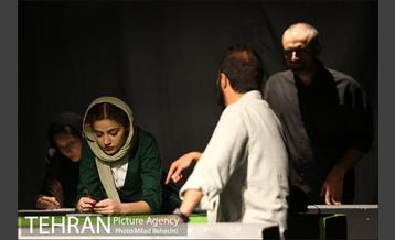 نمایش چند تکه لغزان، بر لبه سران یک وضعیت پیچان‎ 21