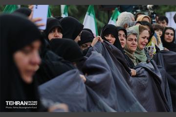 اهتزاز پرچم عزای حسینی بر فراز برج پرچم ایران 12