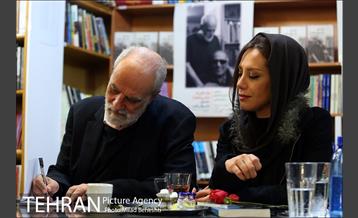 رونمایی و جشن امضای کتاب خانه ای با شیروانی قرمز در نشر ثالث‎ 11