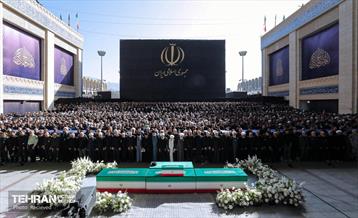 مراسم اقامه نماز بر پیکر آقای شهید ایران 39