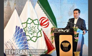 اهتزاز پرچم حرم حضرت معصومه (س) در برج میلاد 8