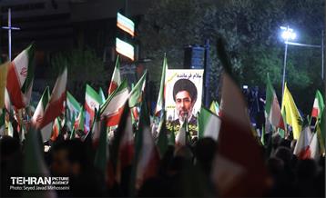 تجمع شب سی‌وچهارم در میدان انقلاب 2