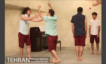 نمایش پسران تاریخ‎ 19