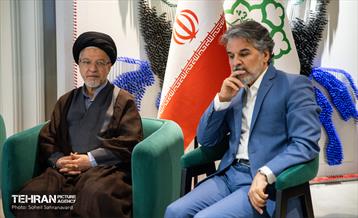 مراسم رونمایی از کتاب بداهه‌گویی در اجرای تلویزیونی