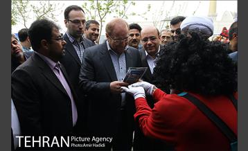 بازدید شهردار تهران از نمایشگاه نوروزی عطر یاس و مرکز اسکان نوروزی منطقه ۲۰ 17