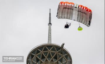 پرش چتربازان به مناسبت روز جمهوری اسلامی 20