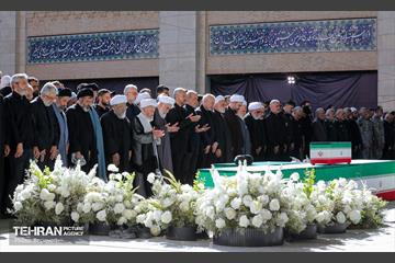 مراسم اقامه نماز بر پیکر آقای شهید ایران 35