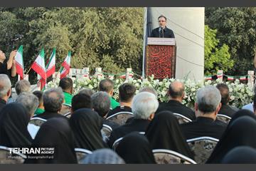 اهتزاز پرچم عزای حسینی بر فراز برج پرچم ایران 26