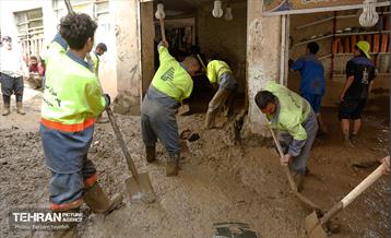 تلاش نیروهای امدادی شهرداری تهران برای تخلیه مناطق سیل زده کن