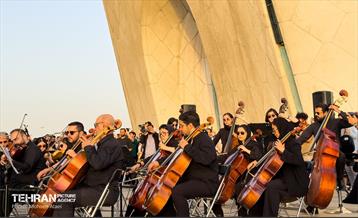 اجرای ارکستر سمفونیک تهران در میدان آزادی 17