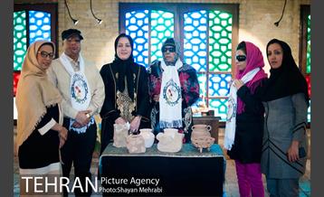 بازدید فاطمه دانشور عضو شورای شهر از نمایشگاه هنری  "فردا در آیینه" 13