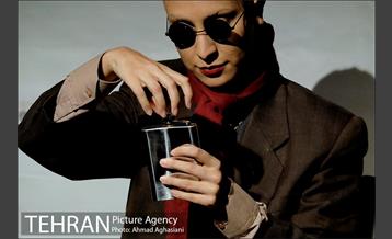 نمایش "همه چیز می گذرد، تو نمی گذری" 11