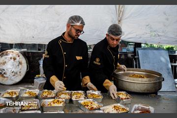طبخ غذای نذری عتبه علوی برای آسیب دیدگان جنگ رمضان
