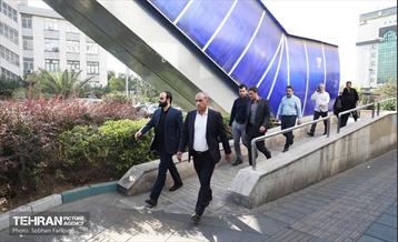 بازدید مدیرکل حوزه شهردار تهران از پروژه پل‌های مکانیزه عابرپیاده 1