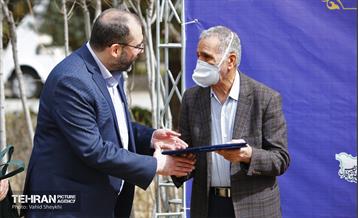 غرس ١٠٠ اصله نهال در دریاچه شهدای خلیج فارس با حضور خانواده شهدای هم محله‌ای 7