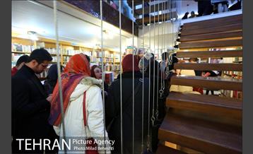 رونمایی و جشن امضای کتاب خانه ای با شیروانی قرمز در نشر ثالث‎ 3