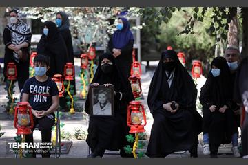 نواخته شدن زنگ دانش آموز شهید در قطعه شهدای گمنام 10