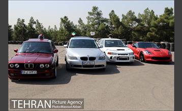 مراسم بدرقه قهرمان دریفت ایران در پیست آزادی 21