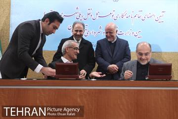 امضای تفاهم نامه همکاری توسعه حمل و نقل ریلی بین وزارت نفت و شهرداری تهران 11