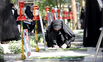 نواخته شدن زنگ دانش آموز شهید در قطعه شهدای گمنام 9