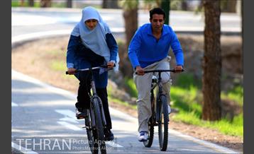 دوچرخه سواری در پارک چیتگر